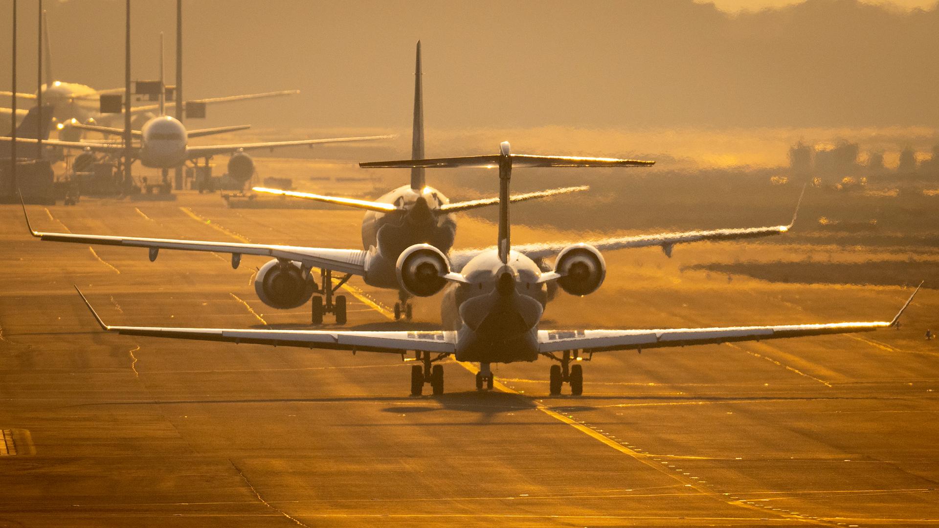 Flugzeuge auf der Rollbahn am Flughafen Frankfurt