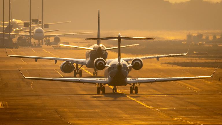 Flugzeuge auf der Rollbahn am Flughafen Frankfurt