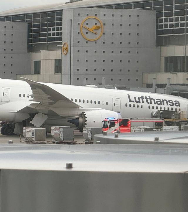 Eine Lufthansa-Maschine "Dreamliner " liegt auf dem Bug vor einem Terminal am Frankfurter Flughafen, nachdem das Bugfahrwerk eingeknickt war. 
