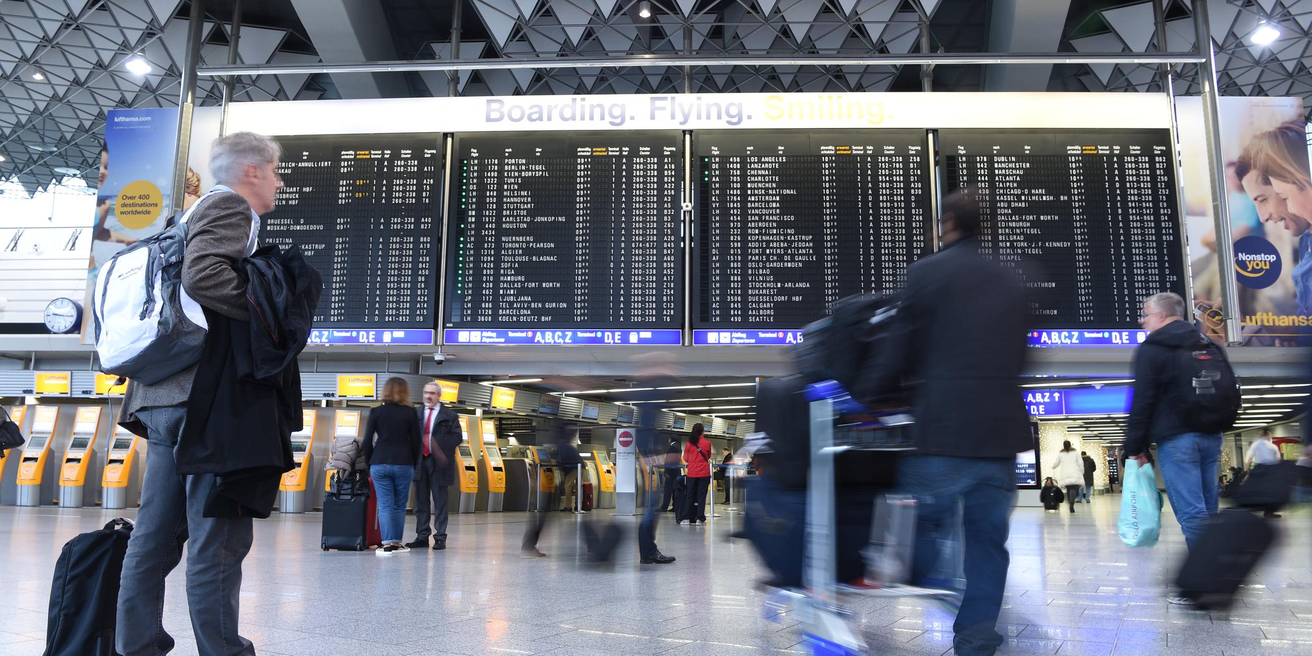Symbolbild: Terminal 1 mit Anzeigetafel im Flughafen Frankfurt/Main