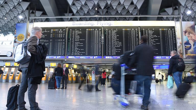Symbolbild: Terminal 1 mit Anzeigetafel im Flughafen Frankfurt/Main