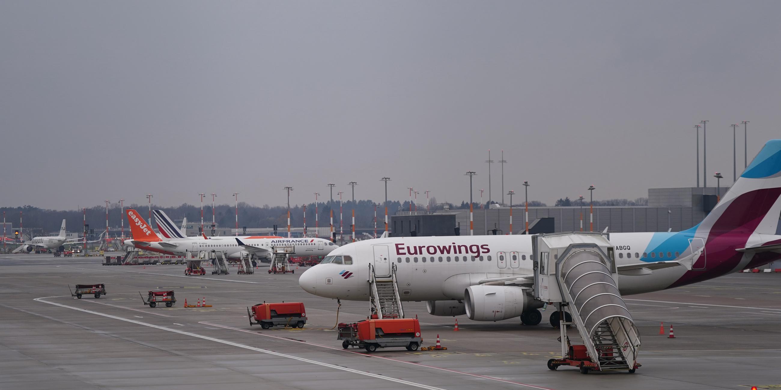  Flugzeuge stehen auf dem Vorfeld an den Gates am Flughafen Hamburg Airport. 