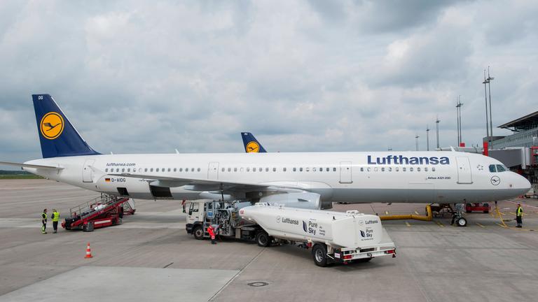 Flughafen Hamburg: Ein Tankwagen steht neben einem Flugzeug