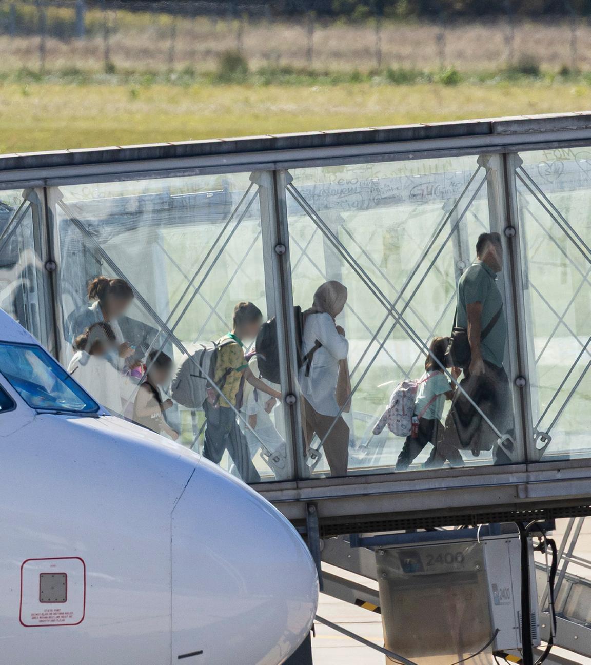 Menschen verlassen ein Flugzeug, welches zuvor auf dem Flughafen Hannover-Langenhagen gelandet ist.