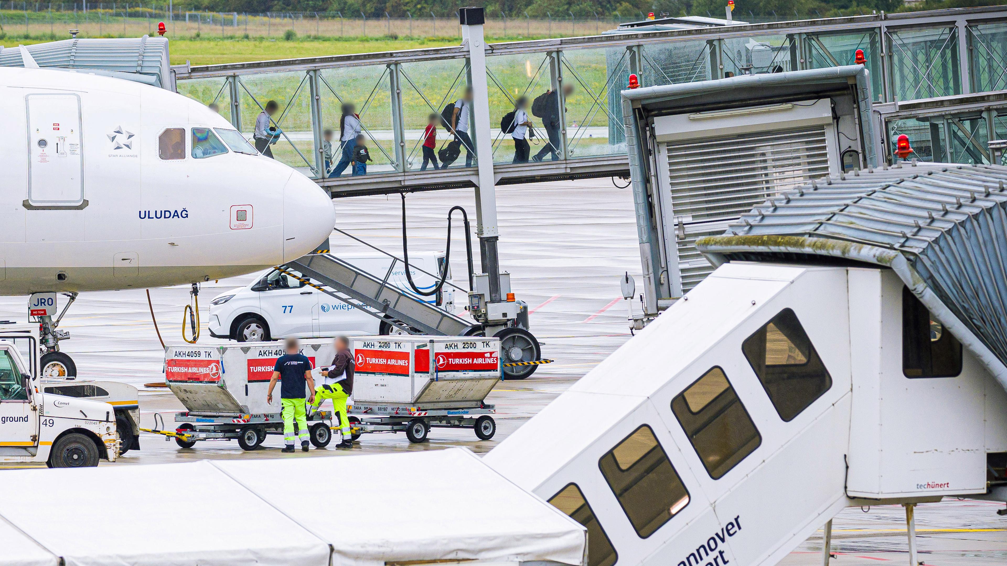 Niedersachsen, Langenhagen: Menschen verlassen ein Flugzeug, welches zuvor auf dem Flughafen Hannover-Langenhagen gelandet ist.