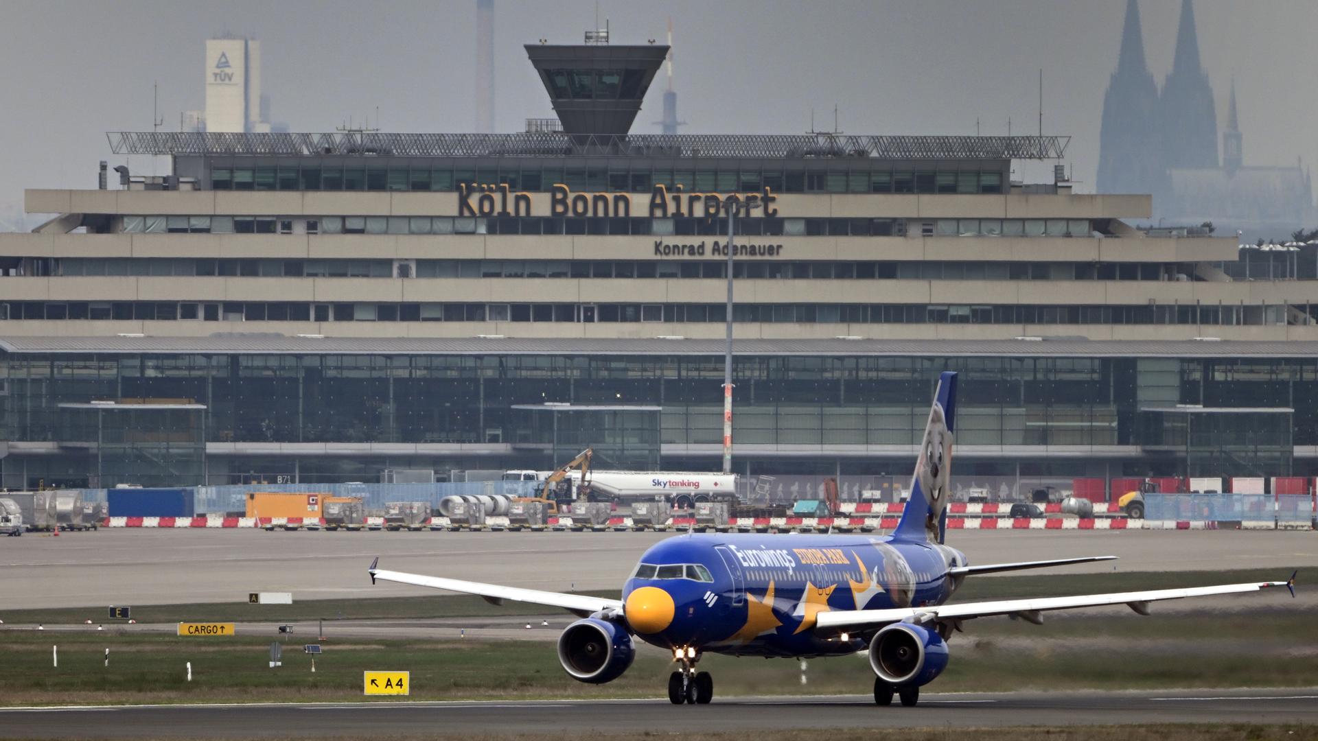 Ein Flugzeug der Eurowings startet auf dem Flughafen Köln/Bonn