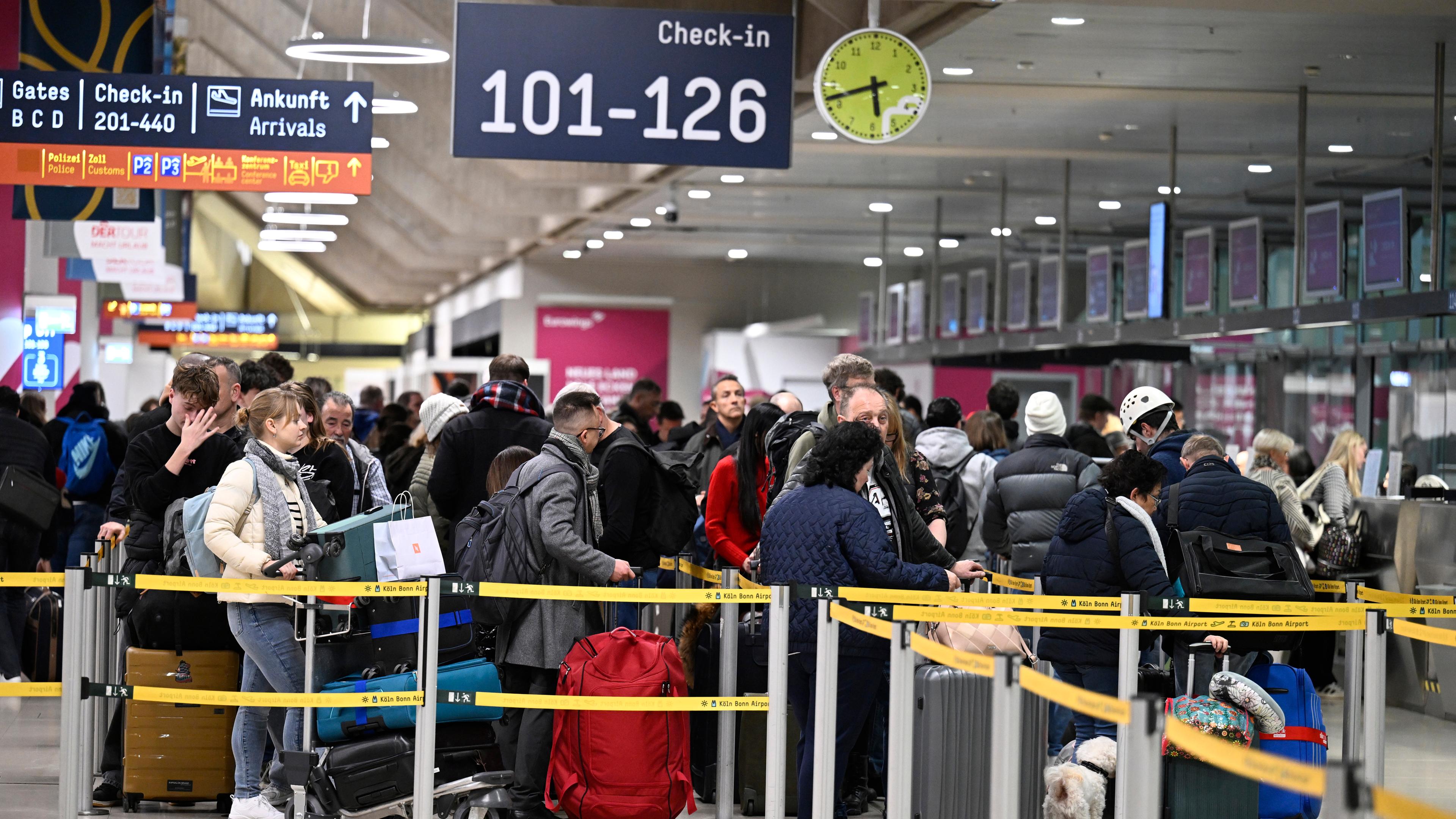 Nordrhein-Westfalen, Köln: Passagiere stehen am Check-In im Flughafen Köln/Bonn. Archivbild