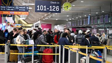 Nordrhein-Westfalen, Köln: Passagiere stehen am Check-In im Flughafen Köln/Bonn. Archivbild