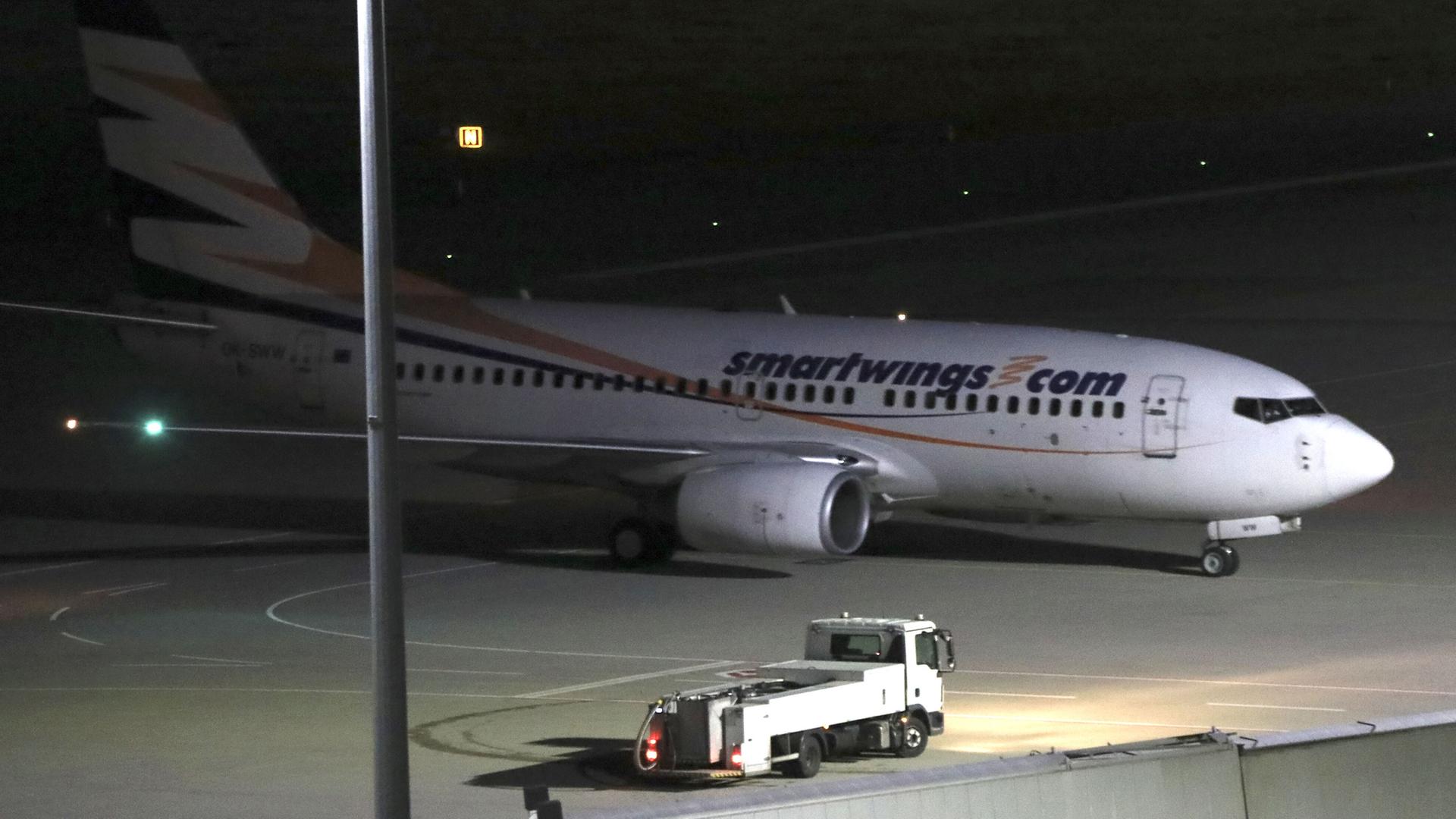 Eine Boeing 737 der Fluggesellschaft Smartwings landet nach 21 Uhr auf dem Flughafen Leipzig/Halle.