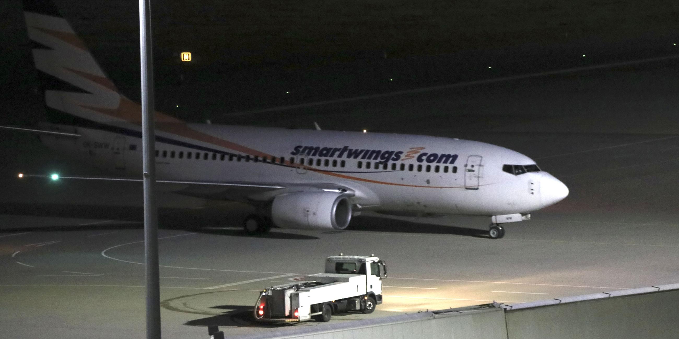 Eine Boeing 737 der Fluggesellschaft Smartwings landet nach 21 Uhr auf dem Flughafen Leipzig/Halle.