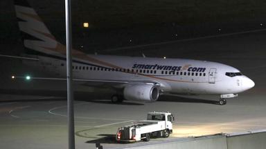 Eine Boeing 737 der Fluggesellschaft Smartwings landet nach 21 Uhr auf dem Flughafen Leipzig/Halle.