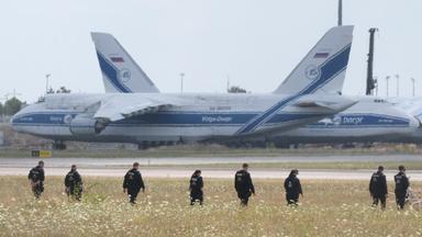 Polizisten gehen über eine Wiese auf dem Gelände des Flughafen-Leipzig am 07.08.2026.