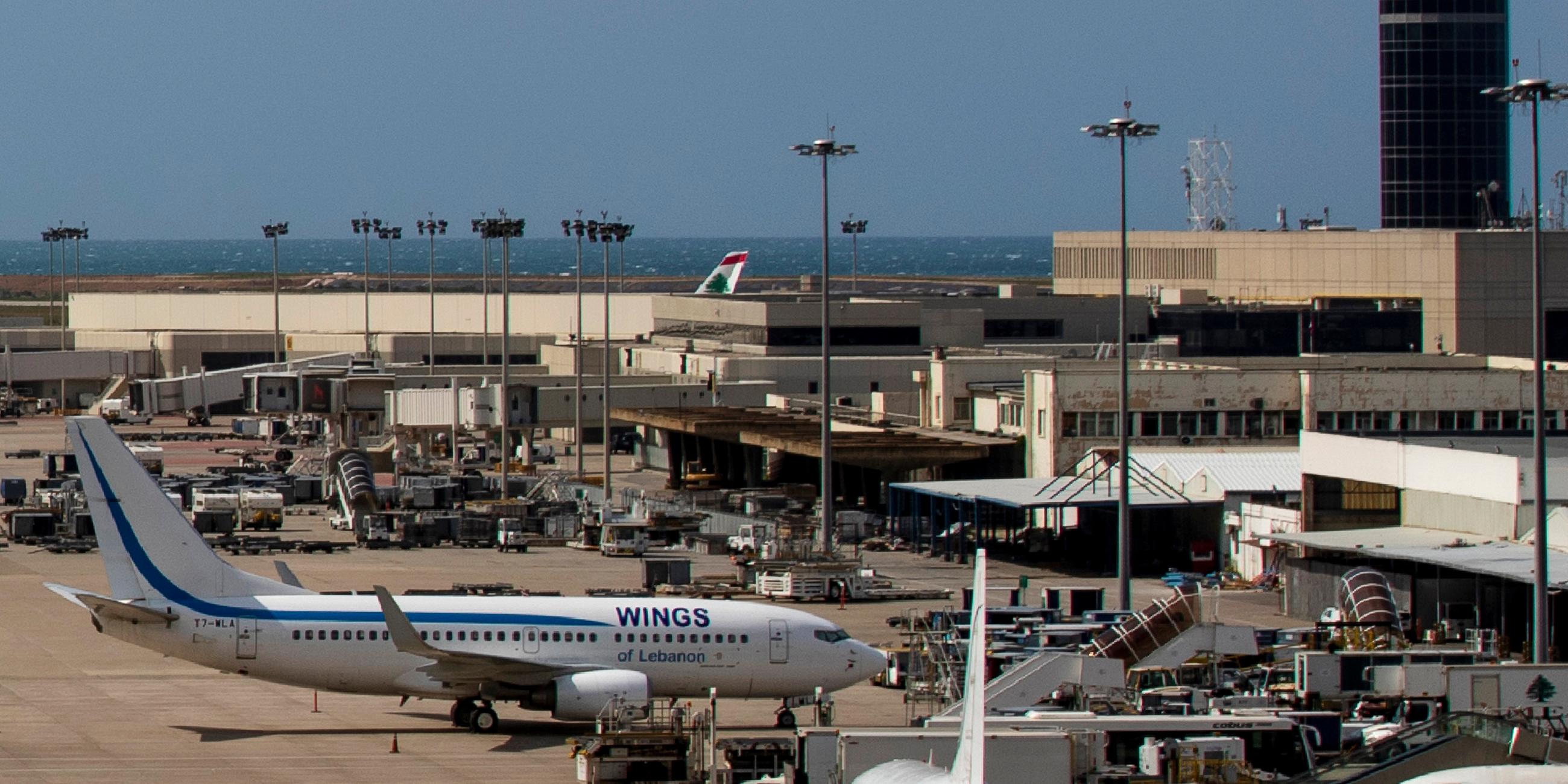 Flugzeuge stehen wegen der Coronavirus-Pandemie auf dem internationalen Flughafen Rafic Hariri in Beirut.
