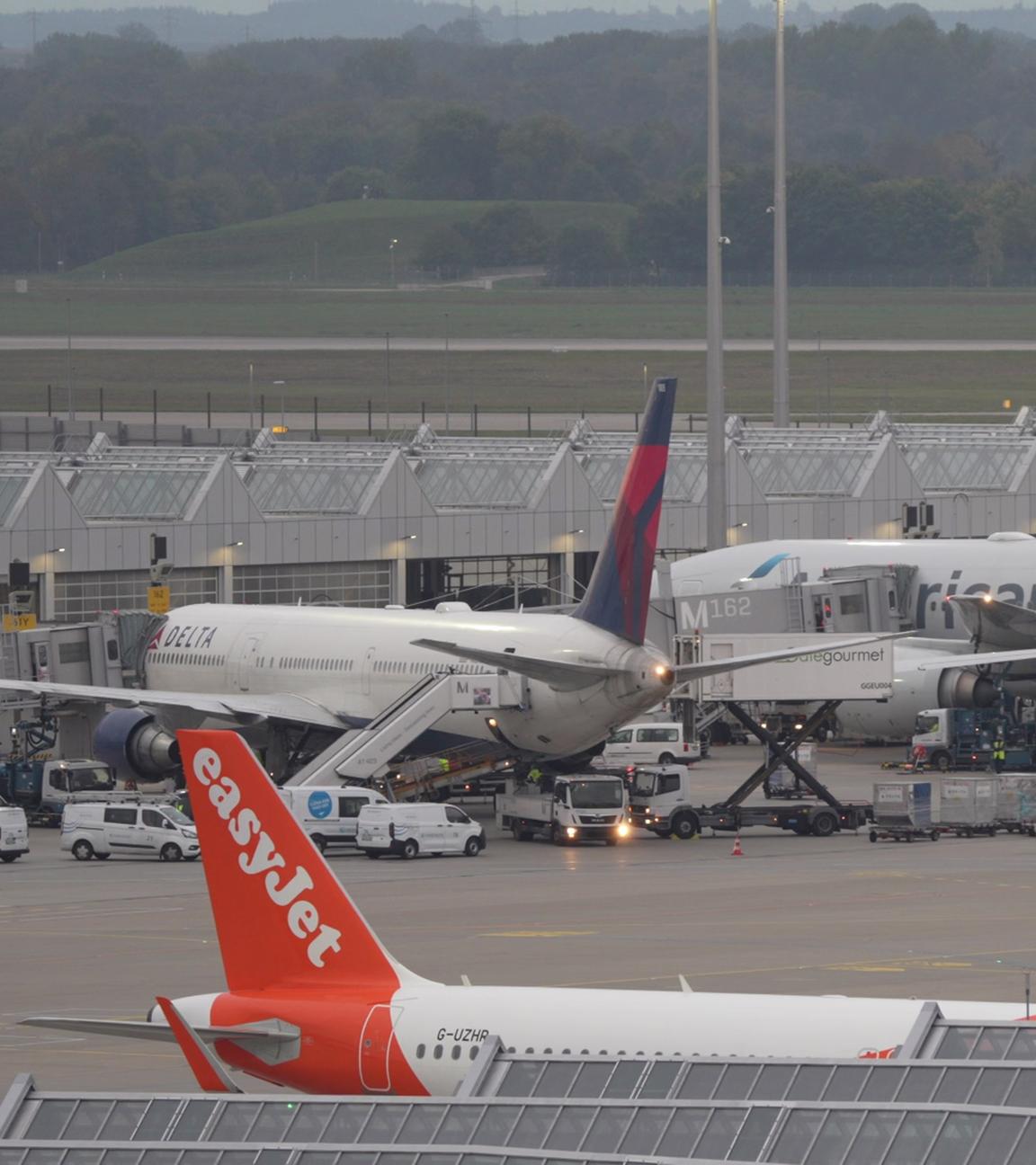 04.10.2025, Bayern, München: Flugzeuge stehen am Flughafen.