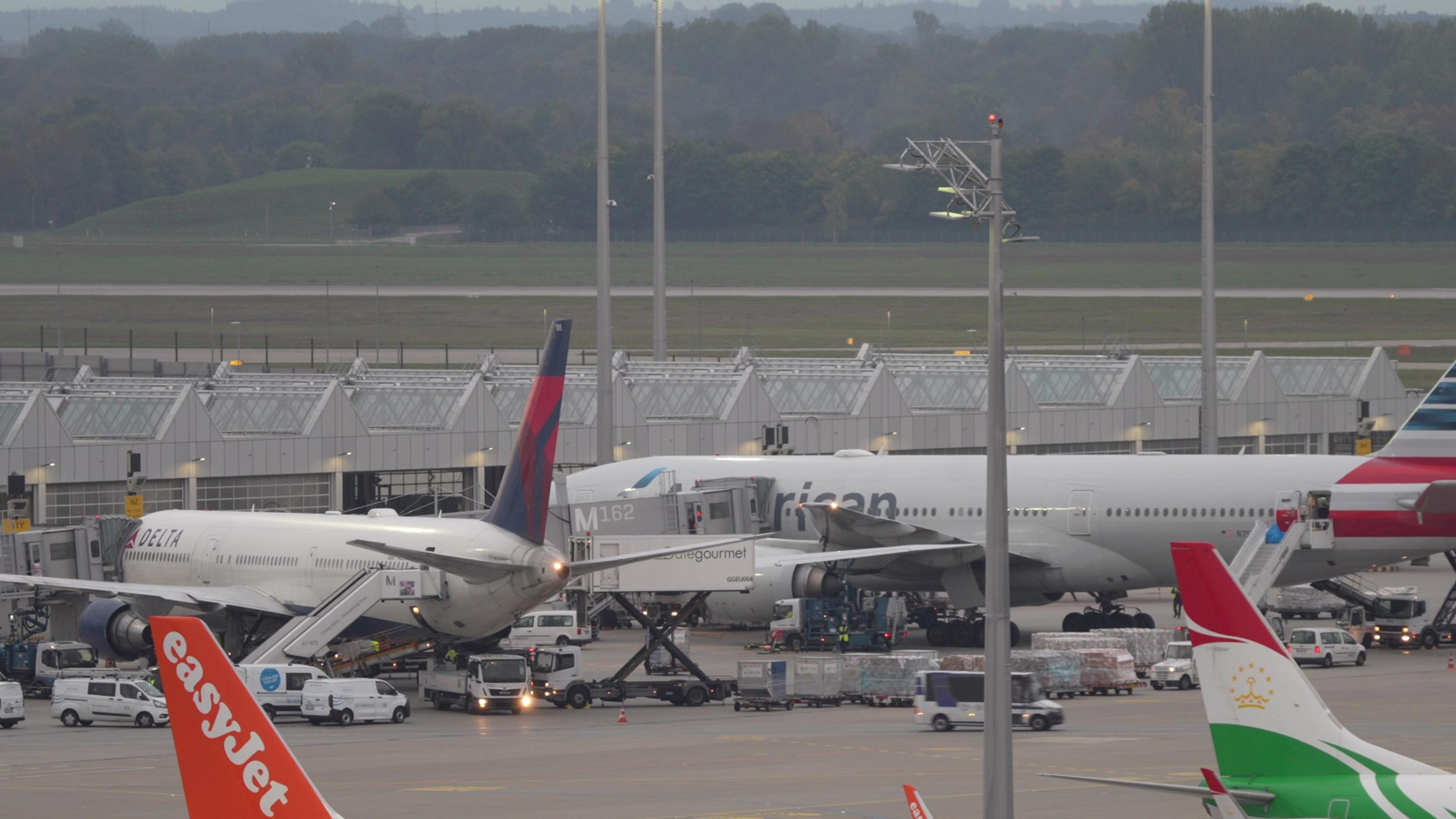 04.10.2025, Bayern, München: Flugzeuge stehen am Flughafen.