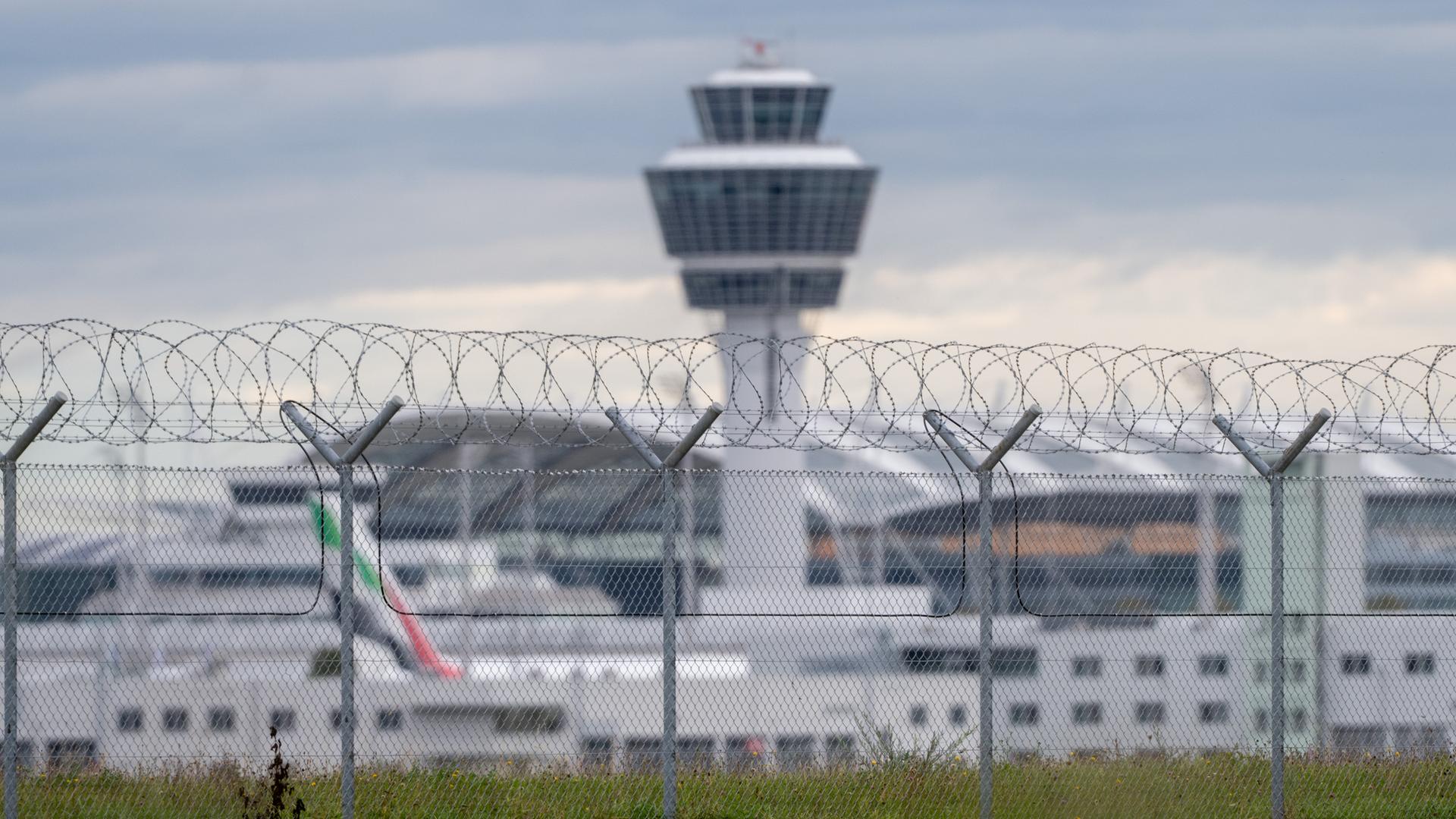 Stacheldraht ist am Zaun von dem Gelände des Münchner Flughafens angebracht.