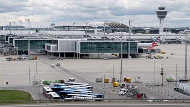 Blick auf das Terminal 2, das Rollfeld und den Tower Flugzeugspotting am Flughafen München. (Archiv)