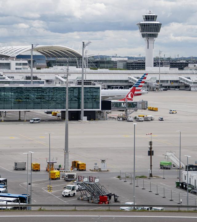 Blick auf das Terminal 2, das Rollfeld und den Tower Flugzeugspotting am Flughafen München. (Archiv)