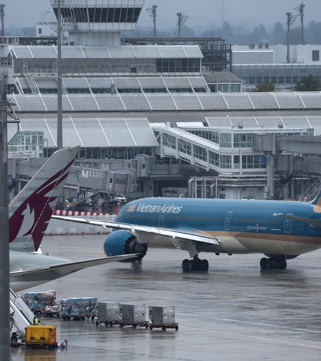Ein Boeing-Dreamliner der Vietnam Airlines startet am Flughafen München in Richtung Hanoi. 