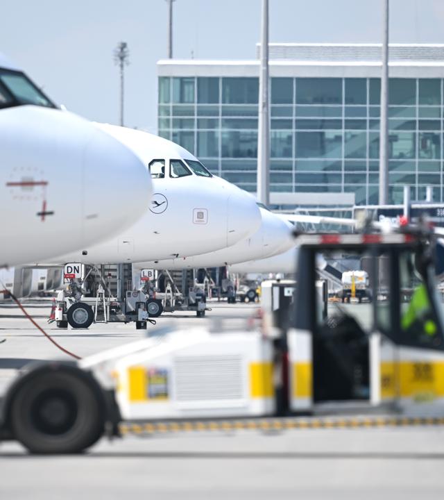 Bayern, München: Flugzeuge der Lufthansa und der Lufthansa CityLine stehen am Flughafen München