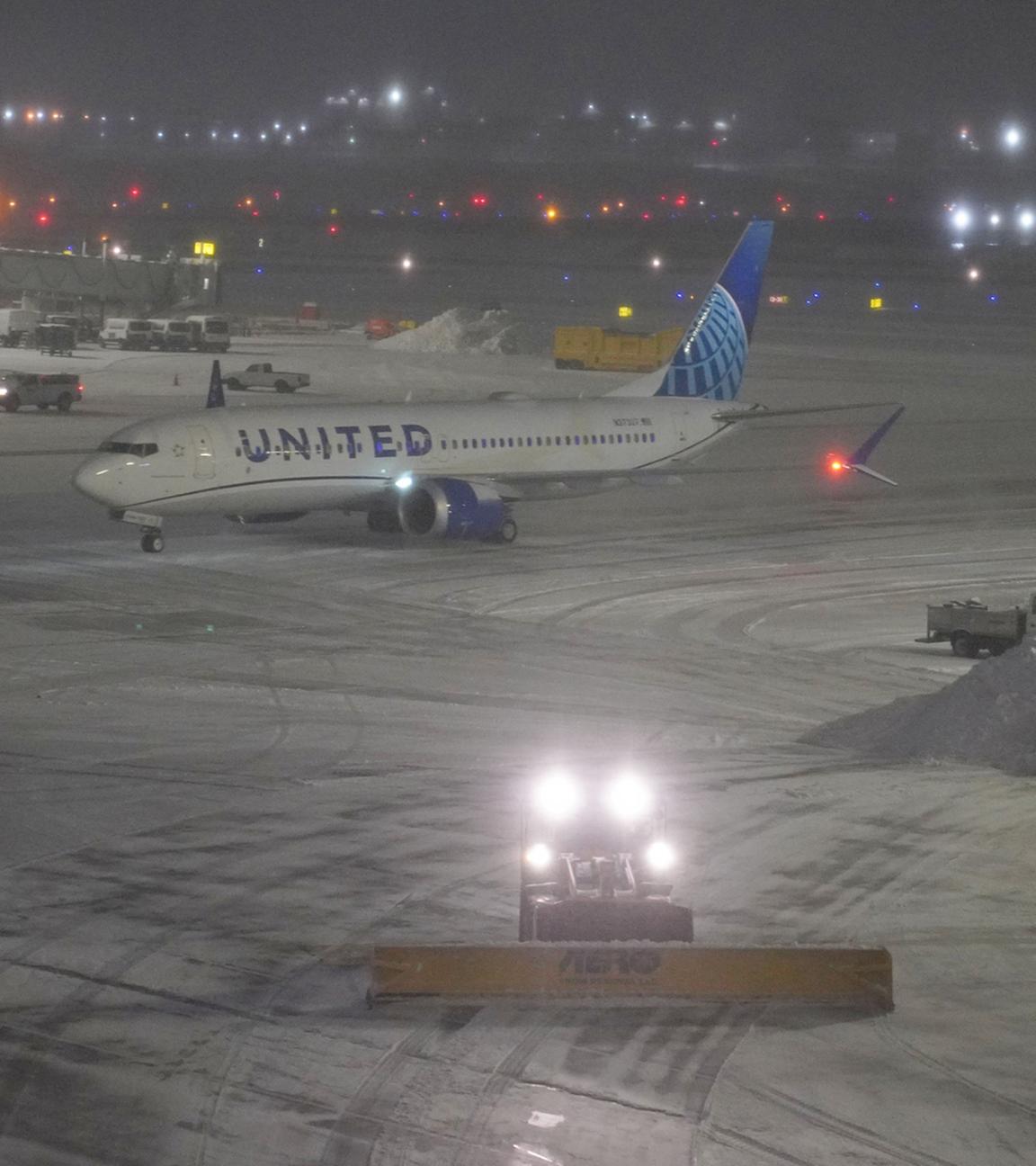 Schneepflüge räumen das Vorfeld auf dem LaGuardia Airport.