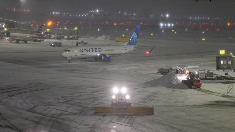 Schneepflüge räumen das Vorfeld auf dem LaGuardia Airport.