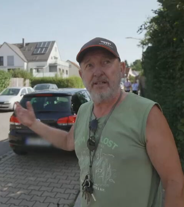 Das Bild zeigt einen männlichen Anwohner, der auf die Parksituation in einer Straße zeigt.