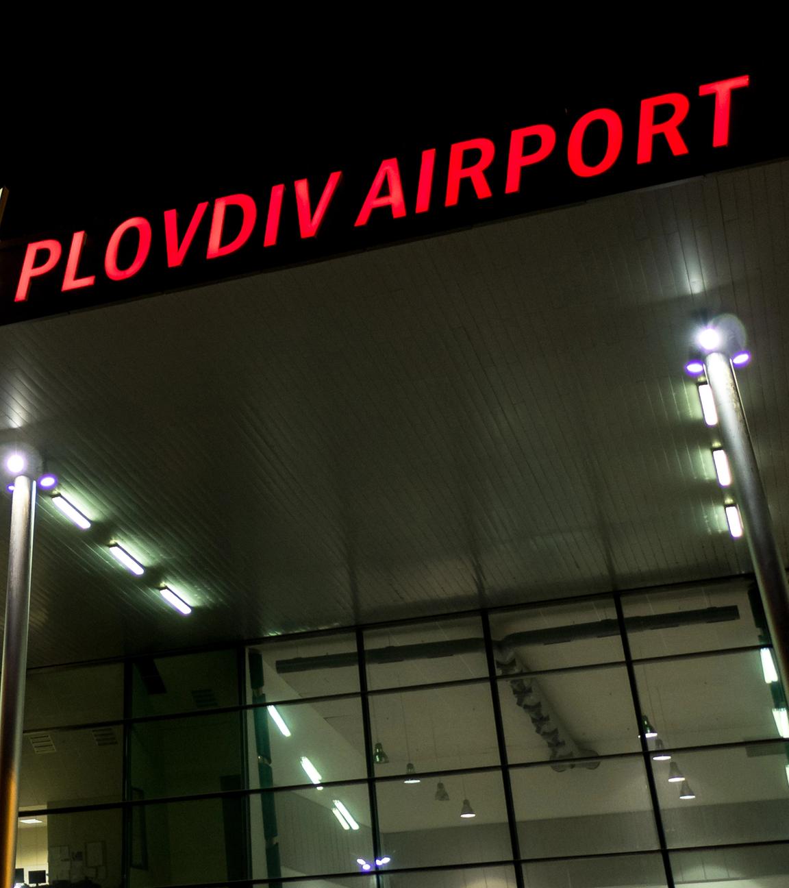 Der Flughafen in Plowdiw in Bulgarien im April 2028 bei Nacht.