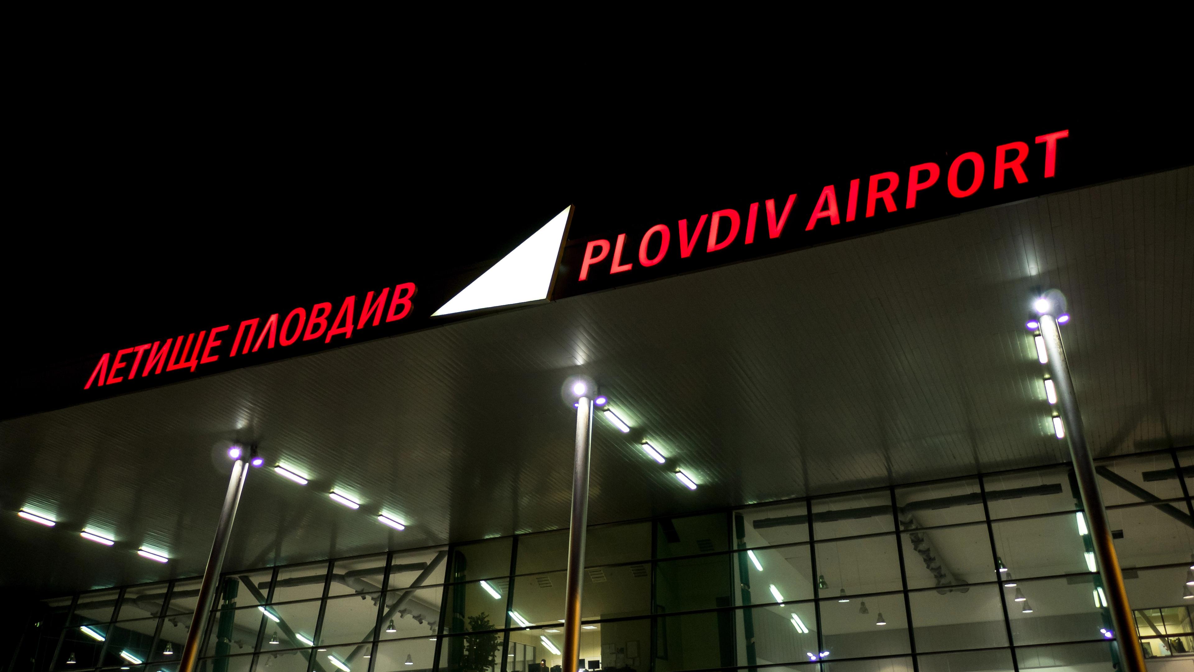 Der Flughafen in Plowdiw in Bulgarien im April 2028 bei Nacht.