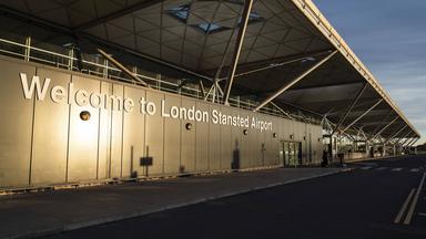 Schriftzug an der Wand des Flughafens Willkommen am Flughafen London Stansted