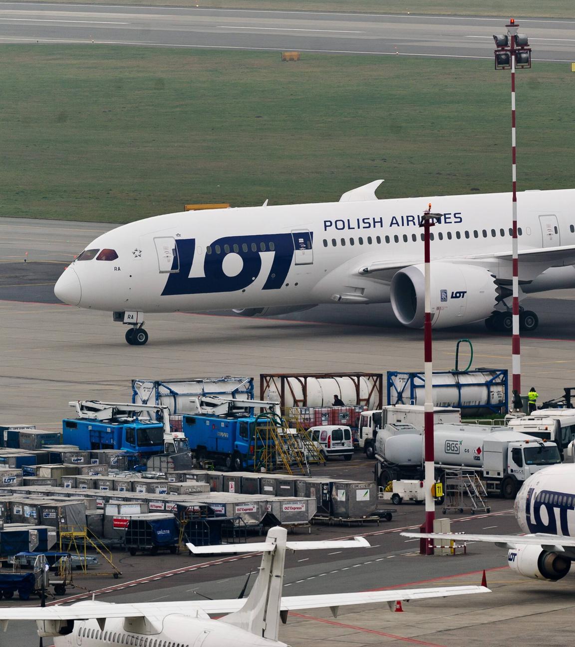 Ein Flugzeug der polnischen Airline LOT steht auf dem Warschauer Flughafen.