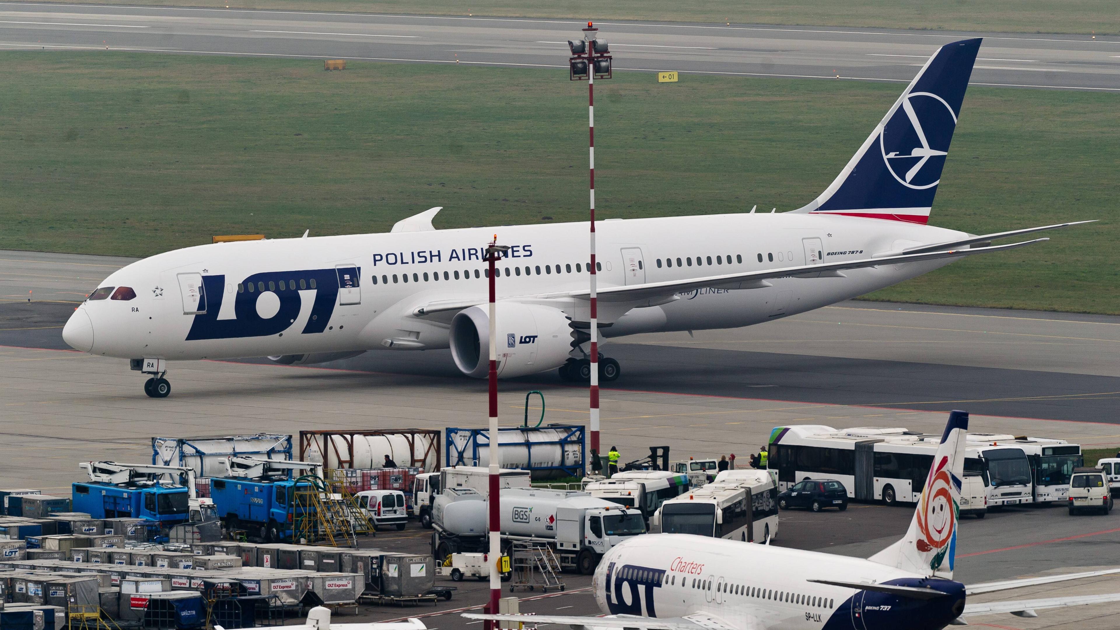 Ein Flugzeug der polnischen Airline LOT steht auf dem Warschauer Flughafen.