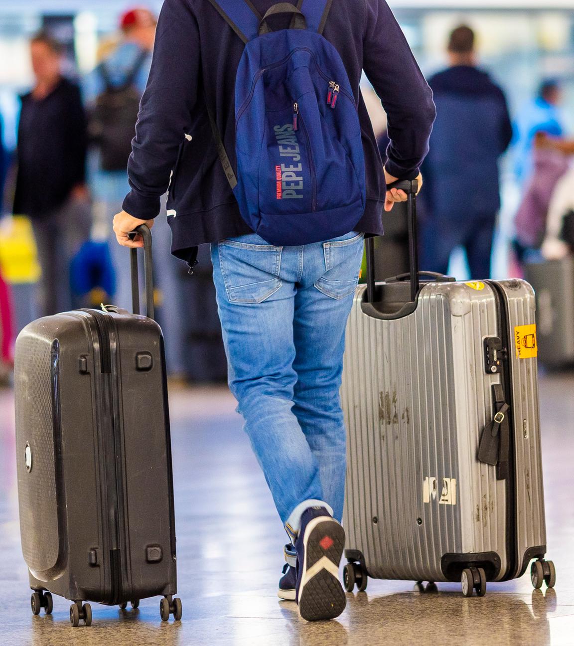 Fluggäste warten am Morgen im Flughafen Hannover-Langenhagen.
