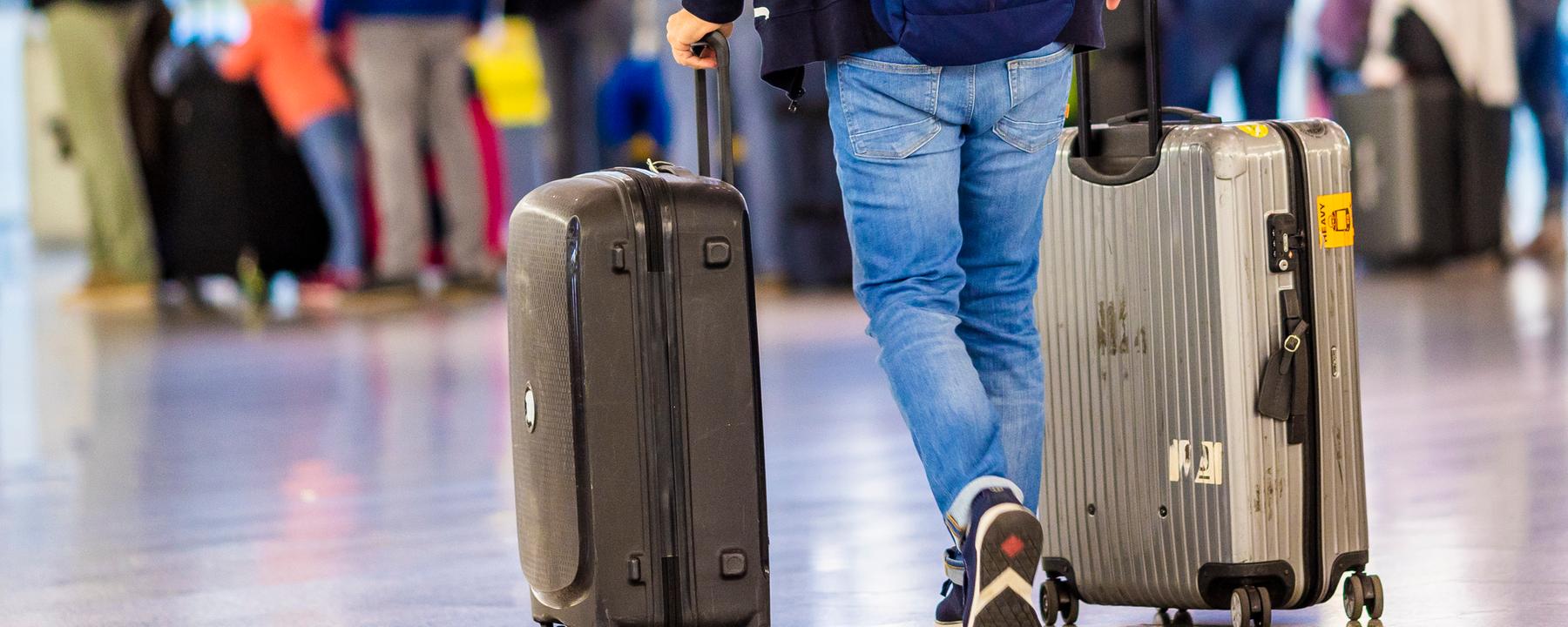 Fluggäste warten am Morgen im Flughafen Hannover-Langenhagen.