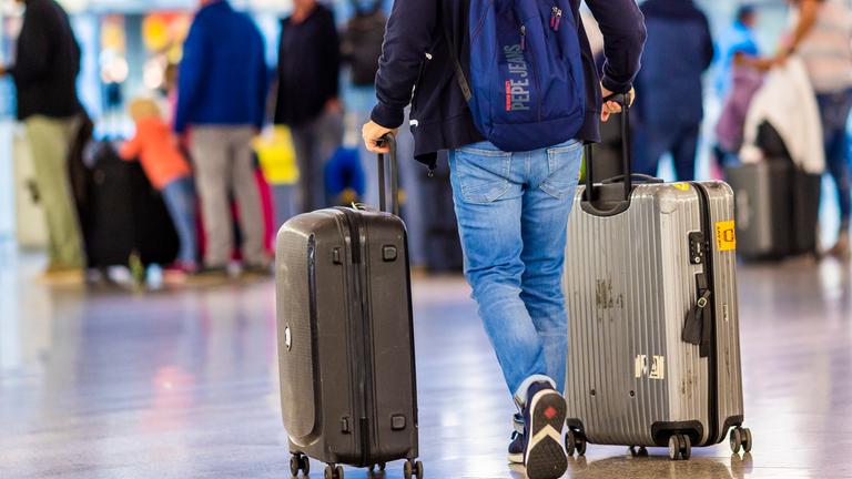Fluggäste warten am Morgen im Flughafen Hannover-Langenhagen.
