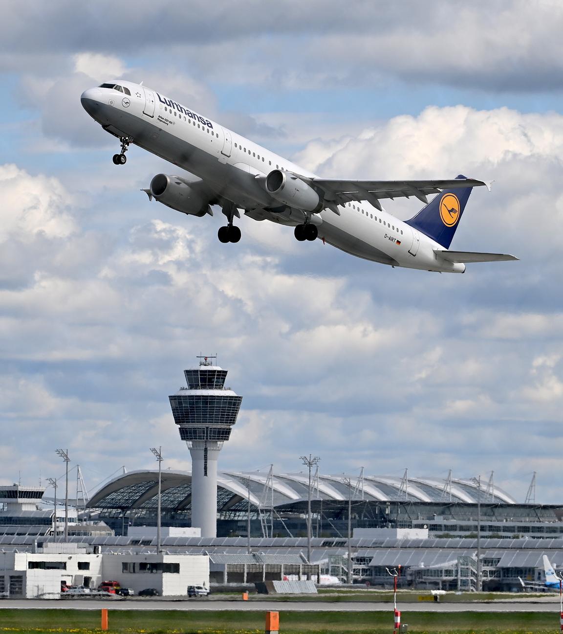 Lufthansa-Flugzeug startet am Flughafen München, sonniger Himmel mit Wolken