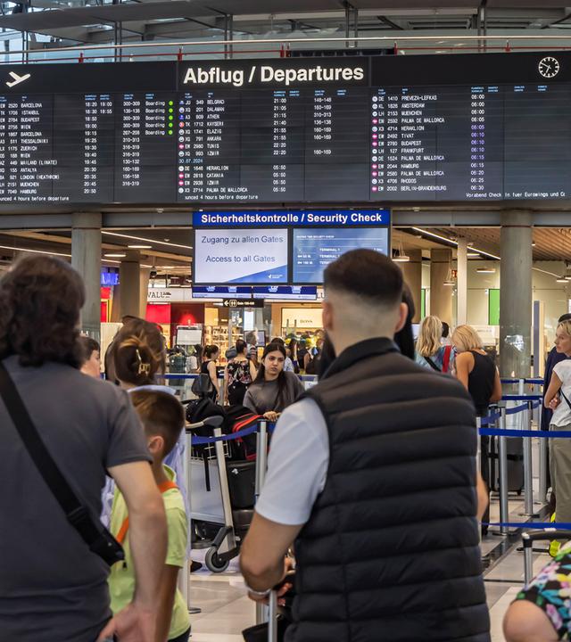 Fluggäste warten auf der Abflugebene des Flugafens Stuttgart. (Archiv)