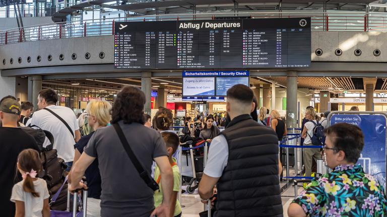 Fluggäste warten auf der Abflugebene des Flugafens Stuttgart. (Archiv)