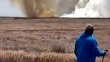 USA: Idaho: Bei einer Flushow sind im US-Bundesstaat Idaho zwei Kampfjets zusammengestoßen. Hier sieht man den Unfallort, ein Feld, wo Rauch aufsteigt.