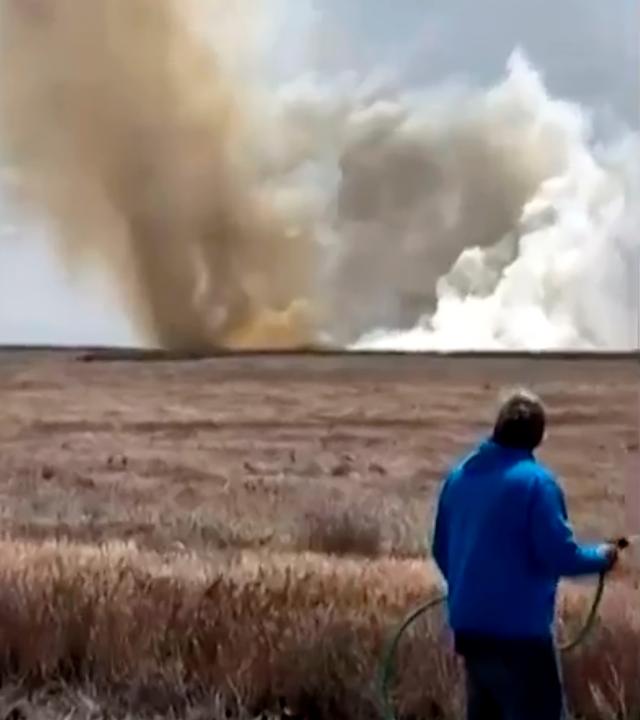 USA: Idaho: Bei einer Flushow sind im US-Bundesstaat Idaho zwei Kampfjets zusammengestoßen. Hier sieht man den Unfallort, ein Feld, wo Rauch aufsteigt.