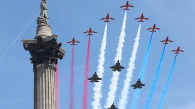 Das Kunstflugteam der Royal Air Force, bekannt als „The Red Arrows“, und vier Typhoon-Jets nehmen an dem Überflug über den Buckingham Palace nach der Geburtstagsparade des Königs („Trooping the Colour“) in London teil.