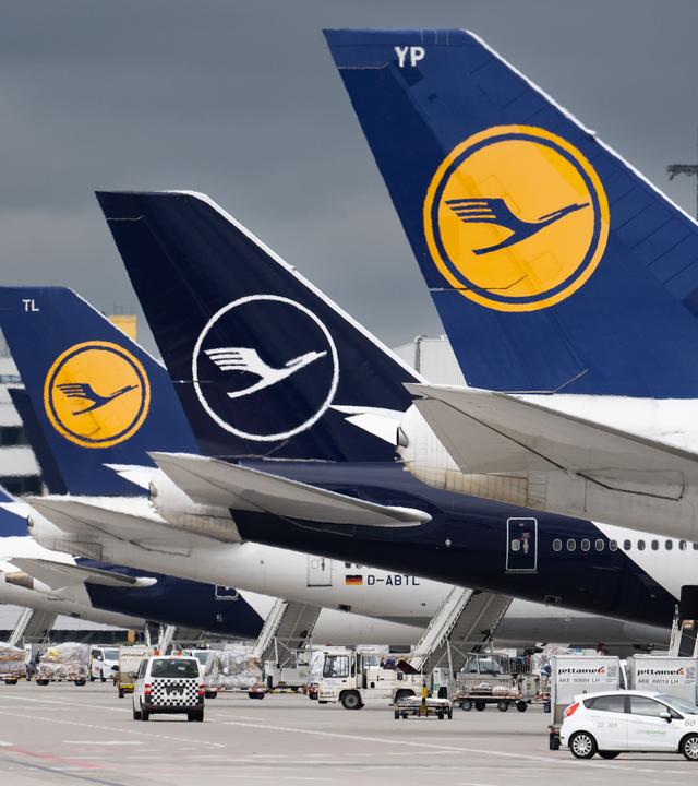 Passagiermaschinen der Lufthansa sind auf dem Flughafen Frankfurt zu sehen.