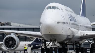 Winzig klein wirkt ein Ramp-Agent der Lufthansa neben einer startbereiten Boeing 747 auf dem Flughafen Frankfurt. 