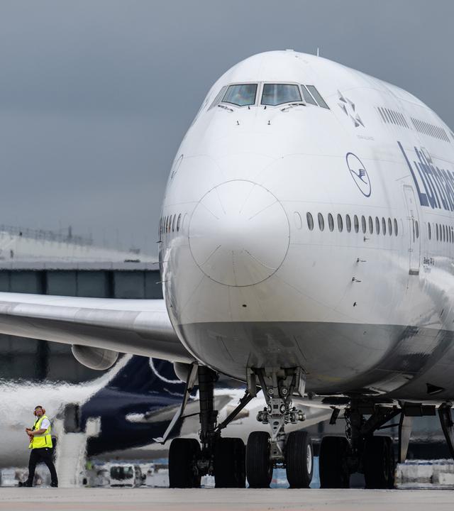 Winzig klein wirkt ein Ramp-Agent der Lufthansa neben einer startbereiten Boeing 747 auf dem Flughafen Frankfurt. 