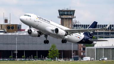 Ein Lufthansa-Flugzeug startet vom Flughafen.