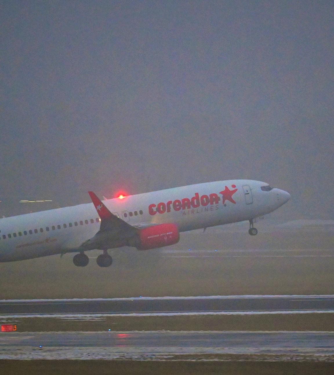 Ein Flugzeug startet am Berliner Flughafen BER am 06.02.2026.