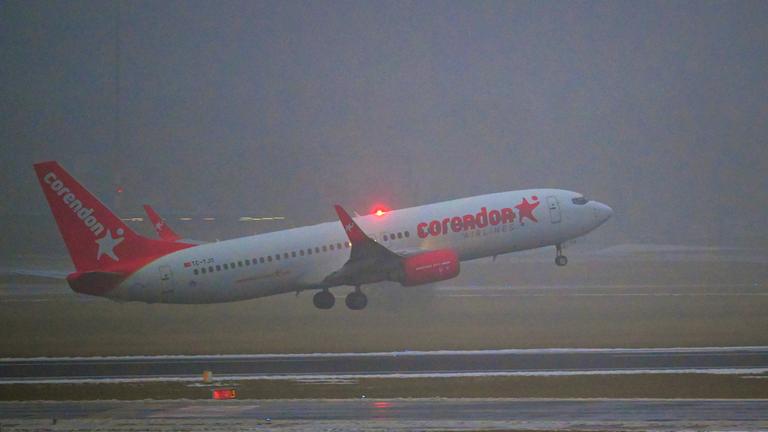 Ein Flugzeug startet am Berliner Flughafen BER am 06.02.2026.
