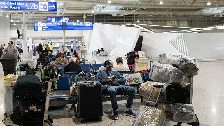 Ein Flughafen mit wartenden Passagieren