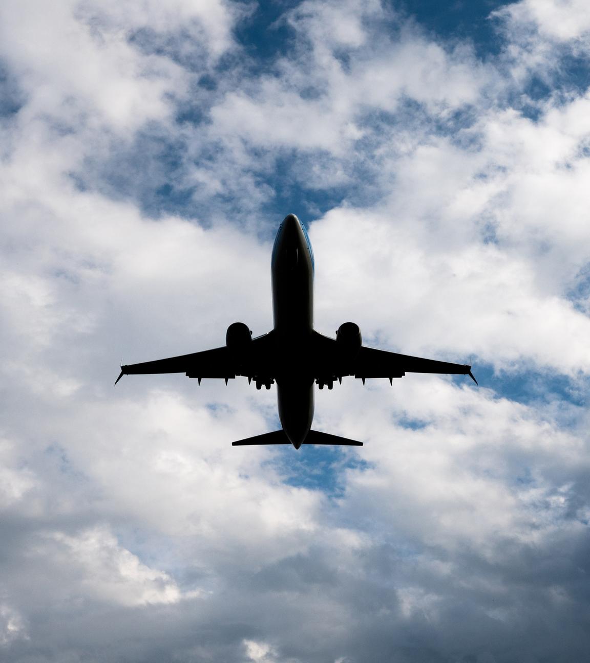 Ein Flugzeug landet bei stürmischem Wetter am Flughafen Hannover