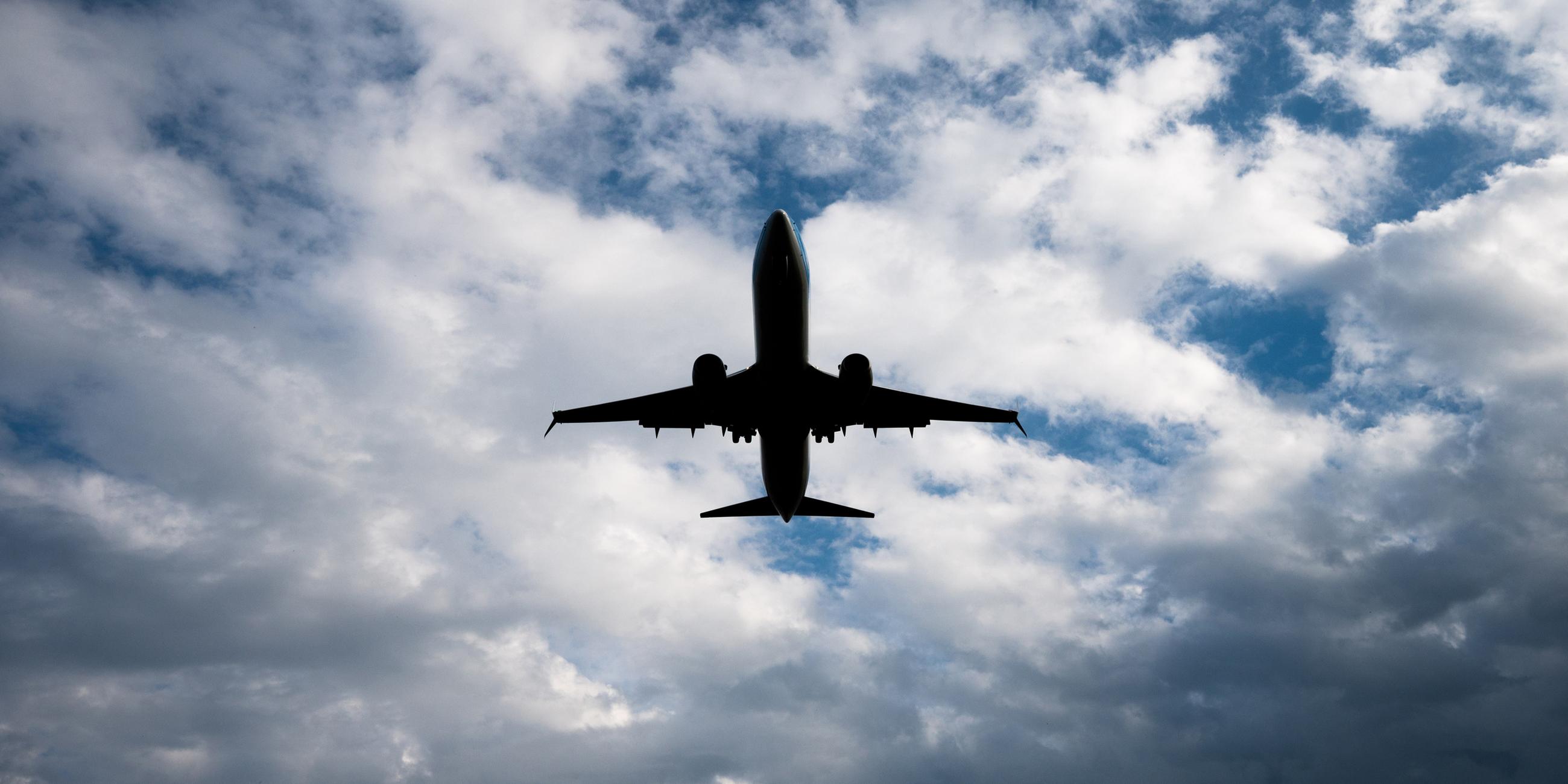 Ein Flugzeug landet bei stürmischem Wetter am Flughafen Hannover